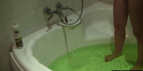 Добротный домашний минетик в ванной